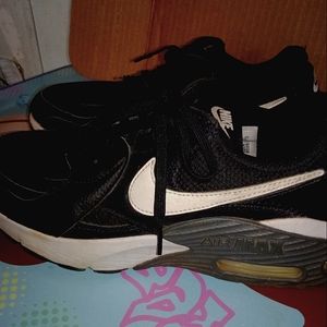 Nike Air Max low top tennis shoes for women size 8.5